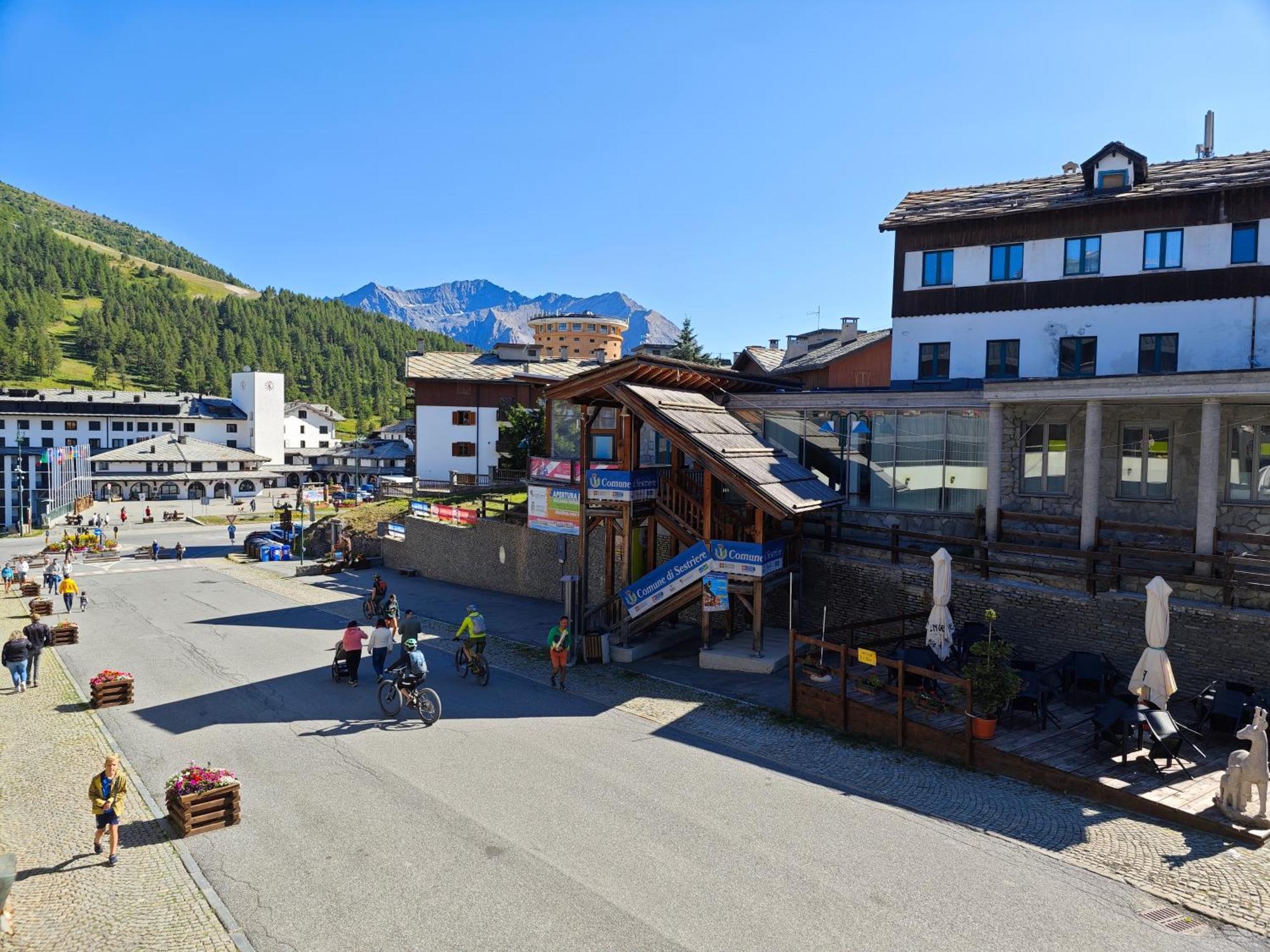 Hostdomus - City Center Apartment Colle Sestriere Exterior photo