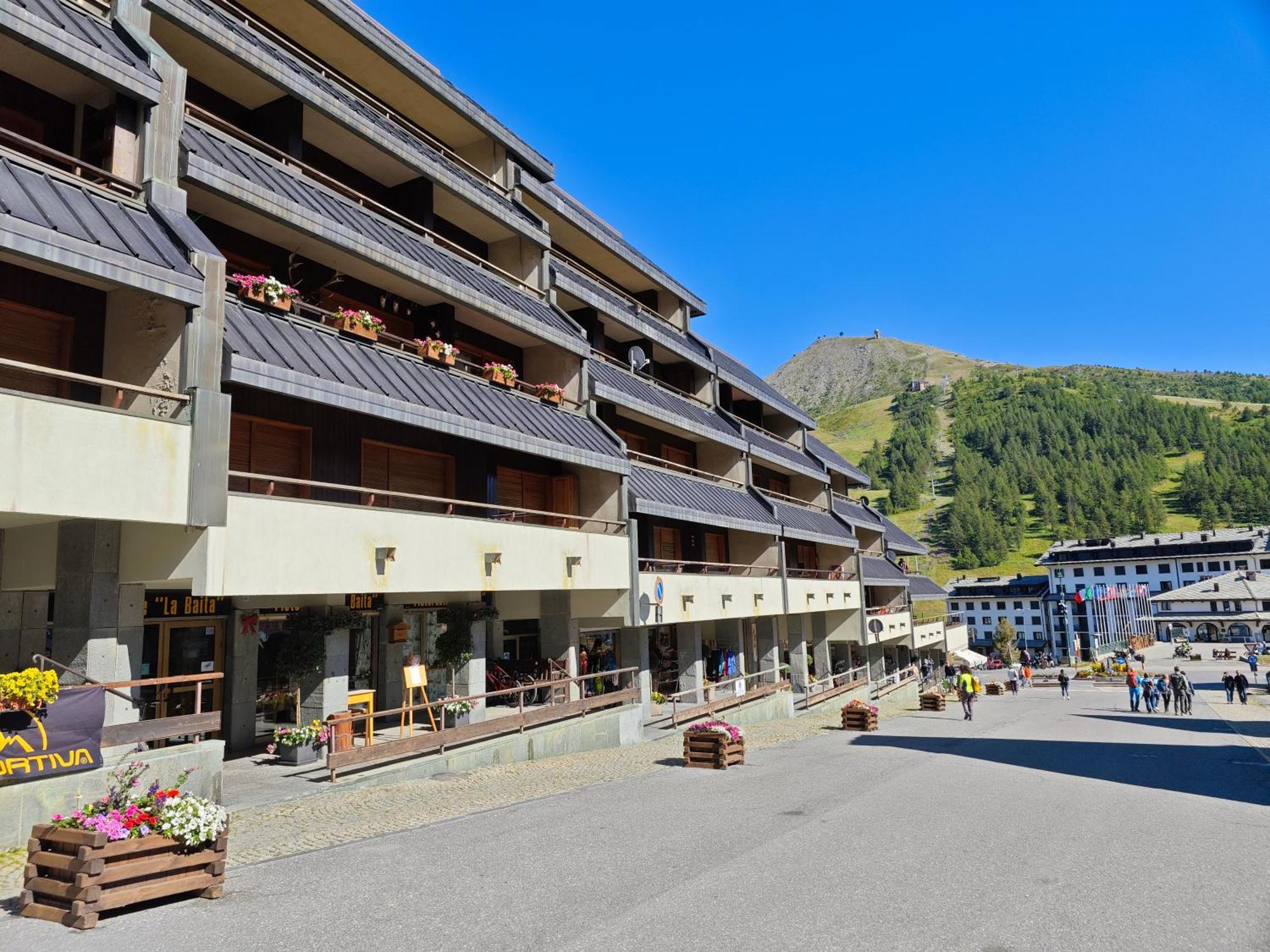 Hostdomus - City Center Apartment Colle Sestriere Exterior photo